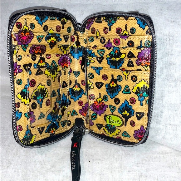 Sakroots wristlet wallet with phone holder - Picture 3 of 3